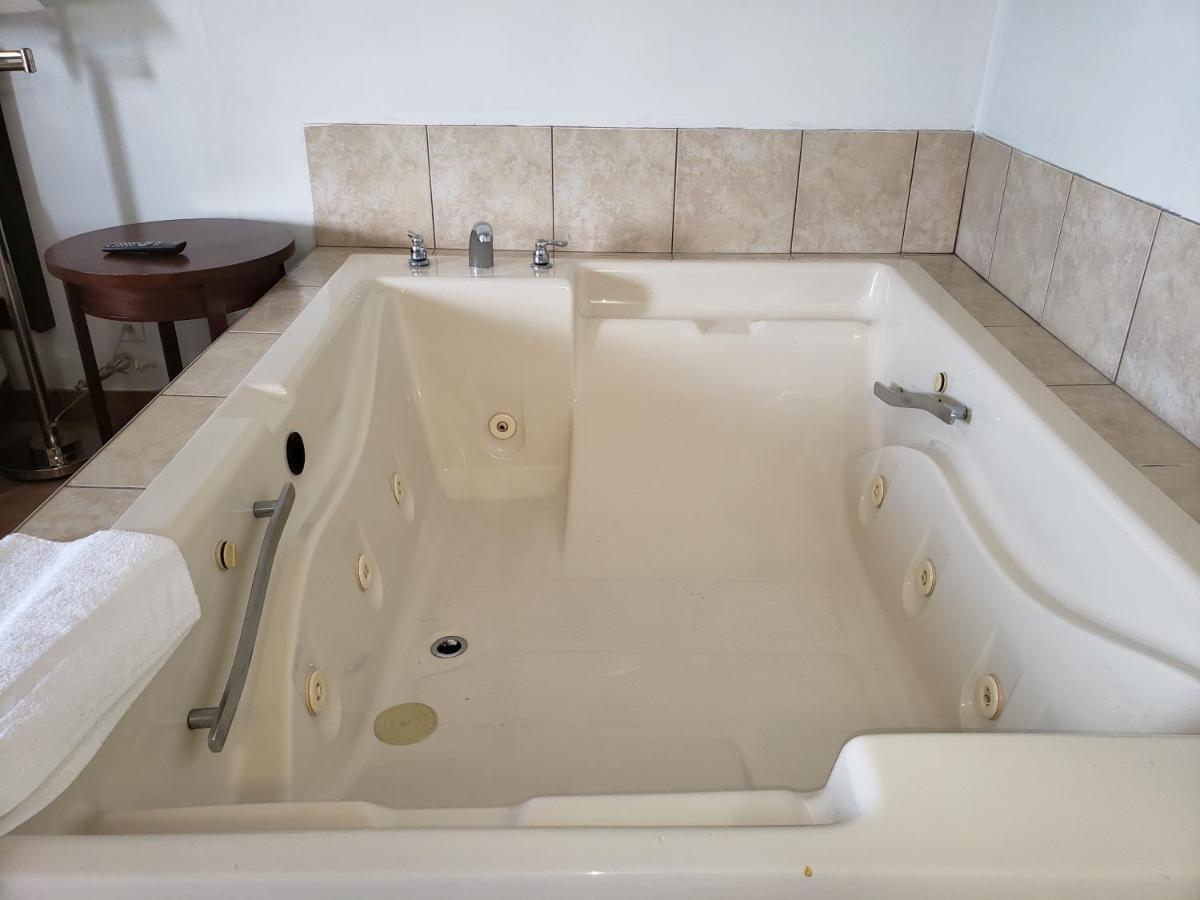 Suite with Hot Tub,1006223443:JPEG