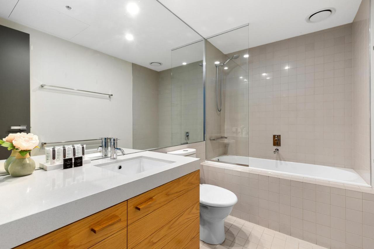 Deluxe One-Bedroom Apartment with Harbor View