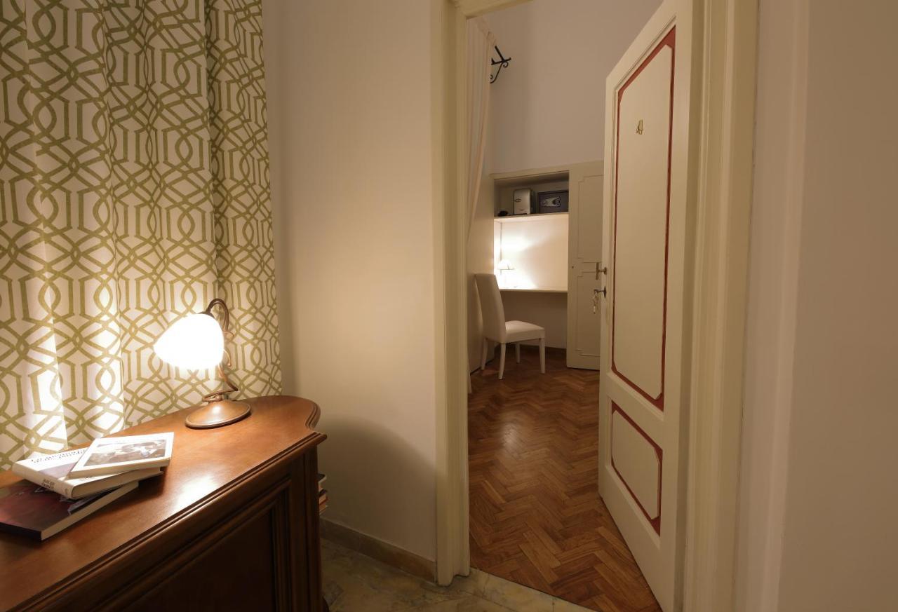 Single Room Private External Bathroom