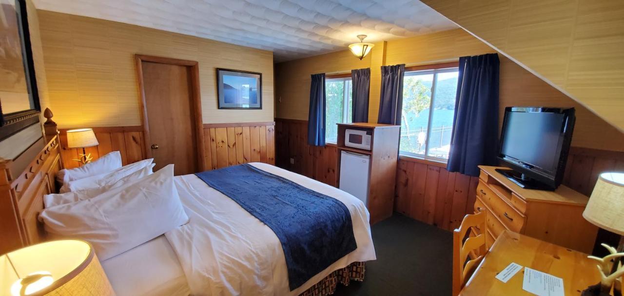 Deluxe King Room - Lake Front