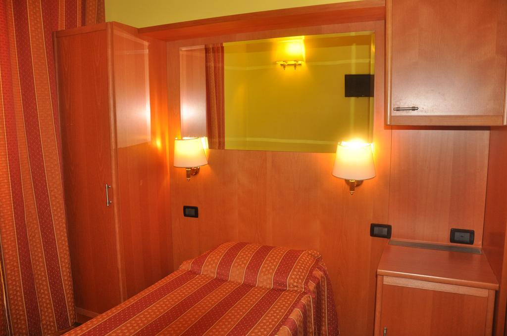 Single Room with Shared Bathroom,109945287:JPEG