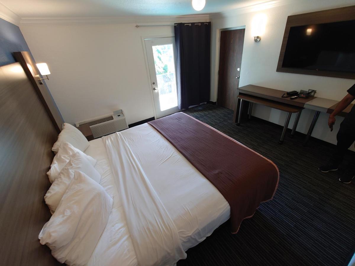 King Renovated Room With Pool View