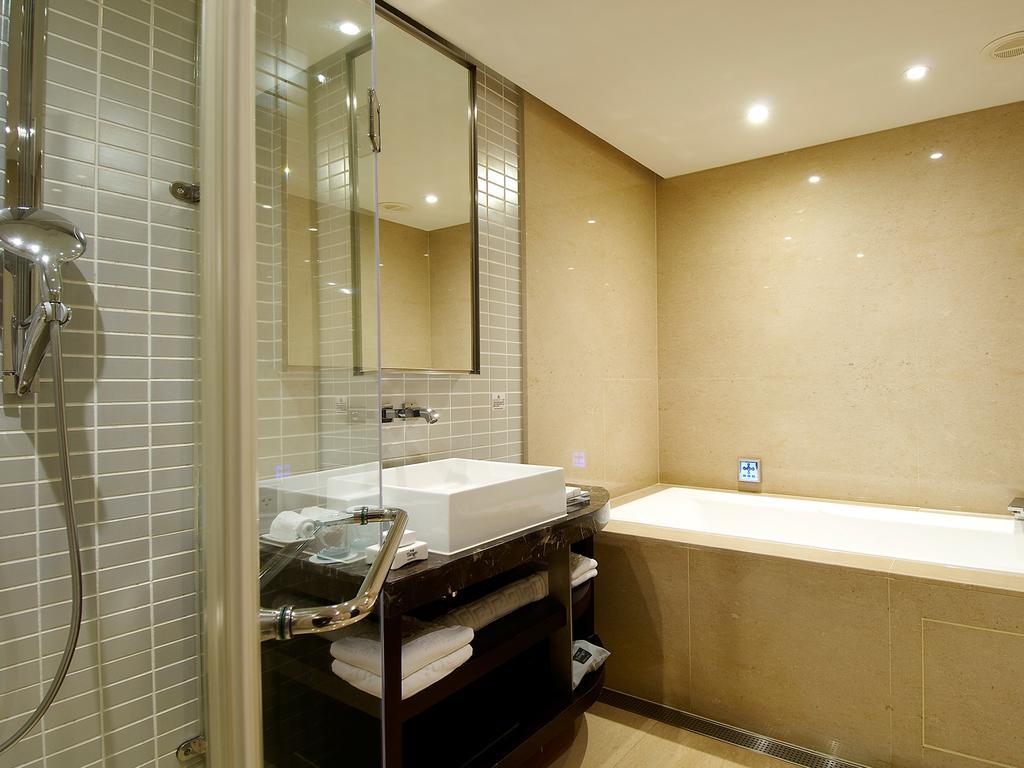 Deluxe King Room without Window