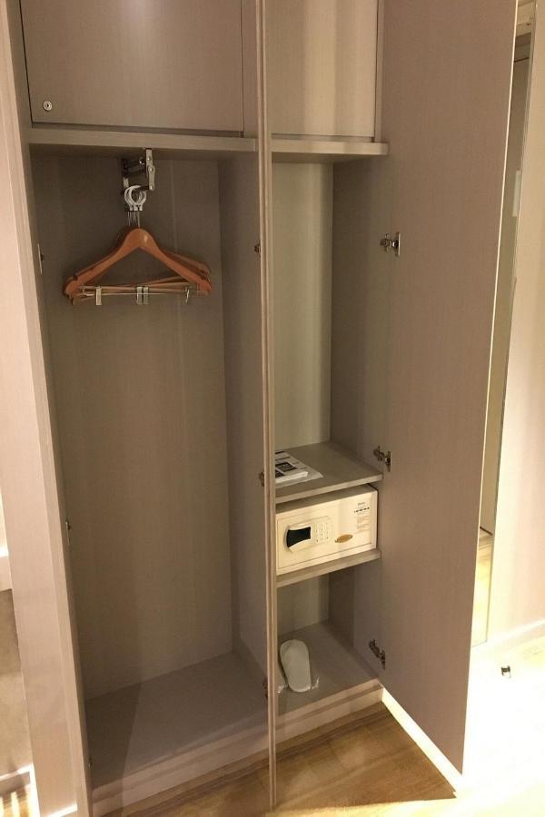 Standard Queen Room with Bath and Shower Combination