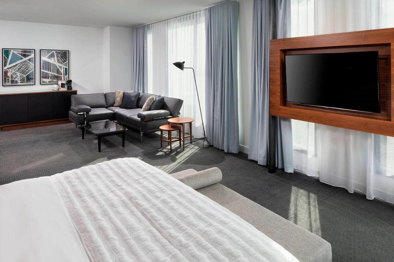 Deluxe Executive One-Bedroom King Suite with City View - Mobility/Hearing Accessible with Roll-In Shower