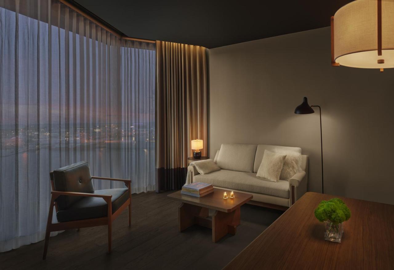 One-Bedroom King Suite with Harbour View