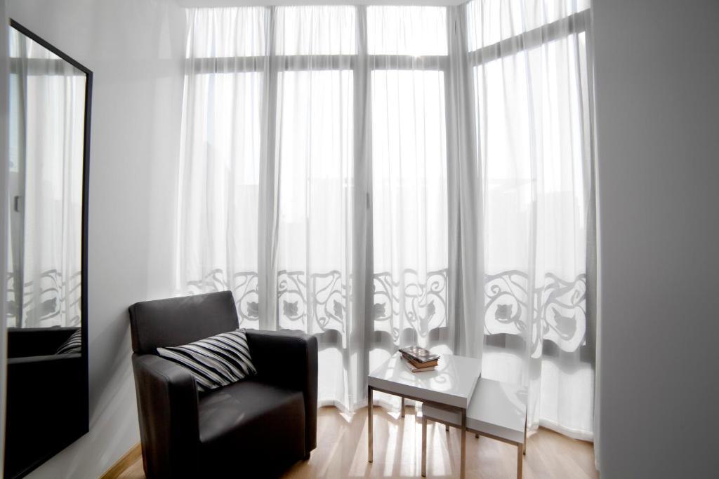 Three-Bedroom Apartment - Ronda Universitat 13