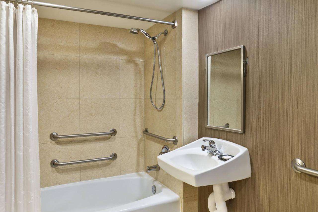 Queen Room with Mobility/Hearing Access and Bathtub with Grab Bars, Non-Smoking,1677857593:JPEG