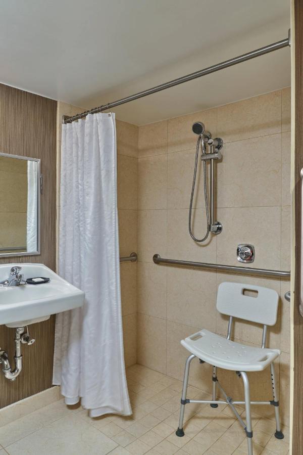Queen Room with Mobility/Hearing Access and Roll-In Shower, Non-Smoking,1677857593:JPEG
