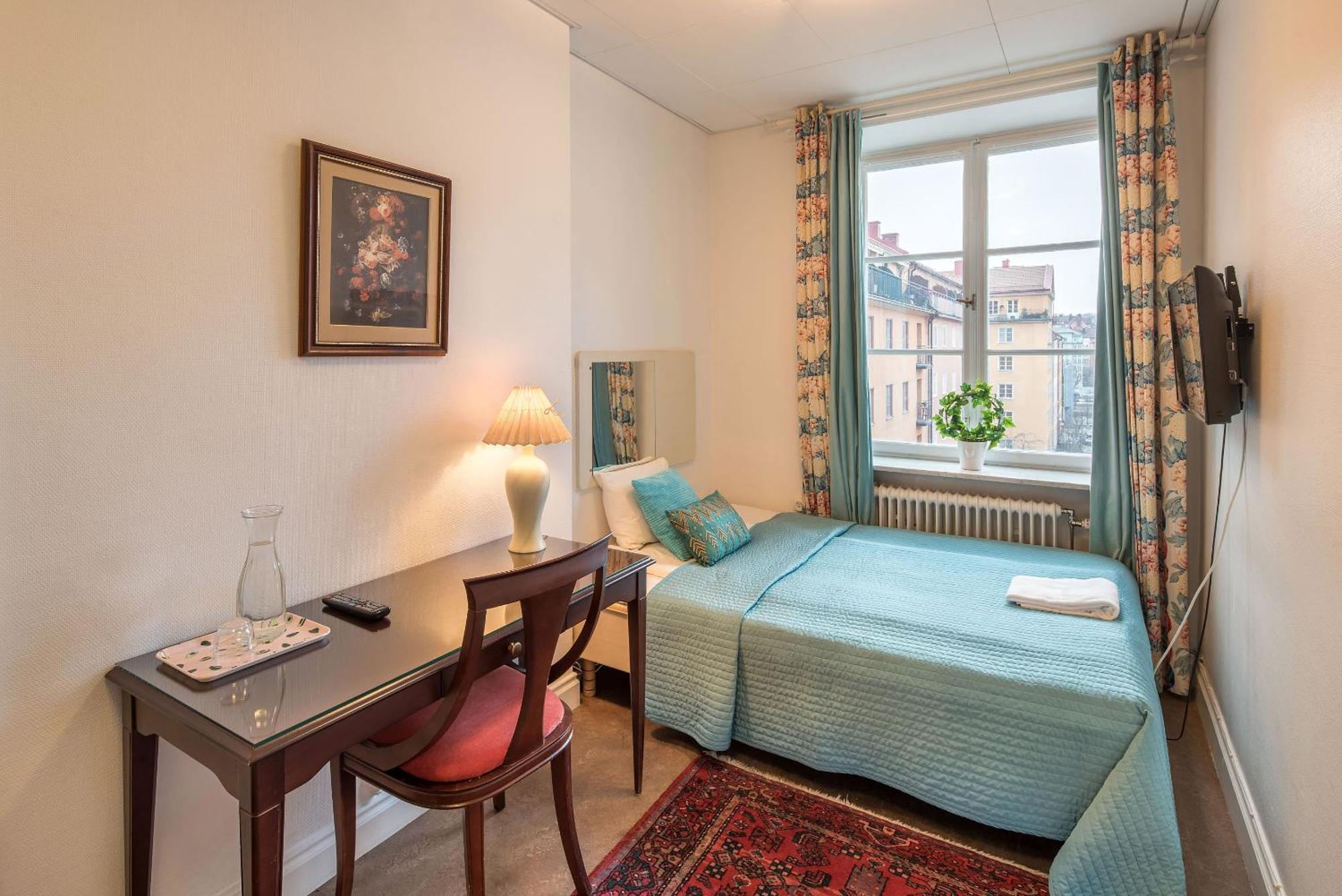 Small Double Room with Shared Bathroom