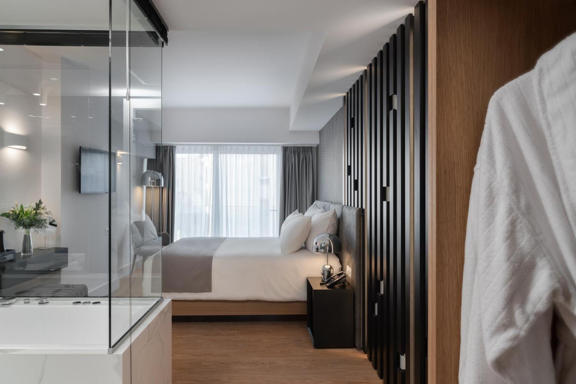 Deluxe room with Jetted Tub,1214753080:JPEG