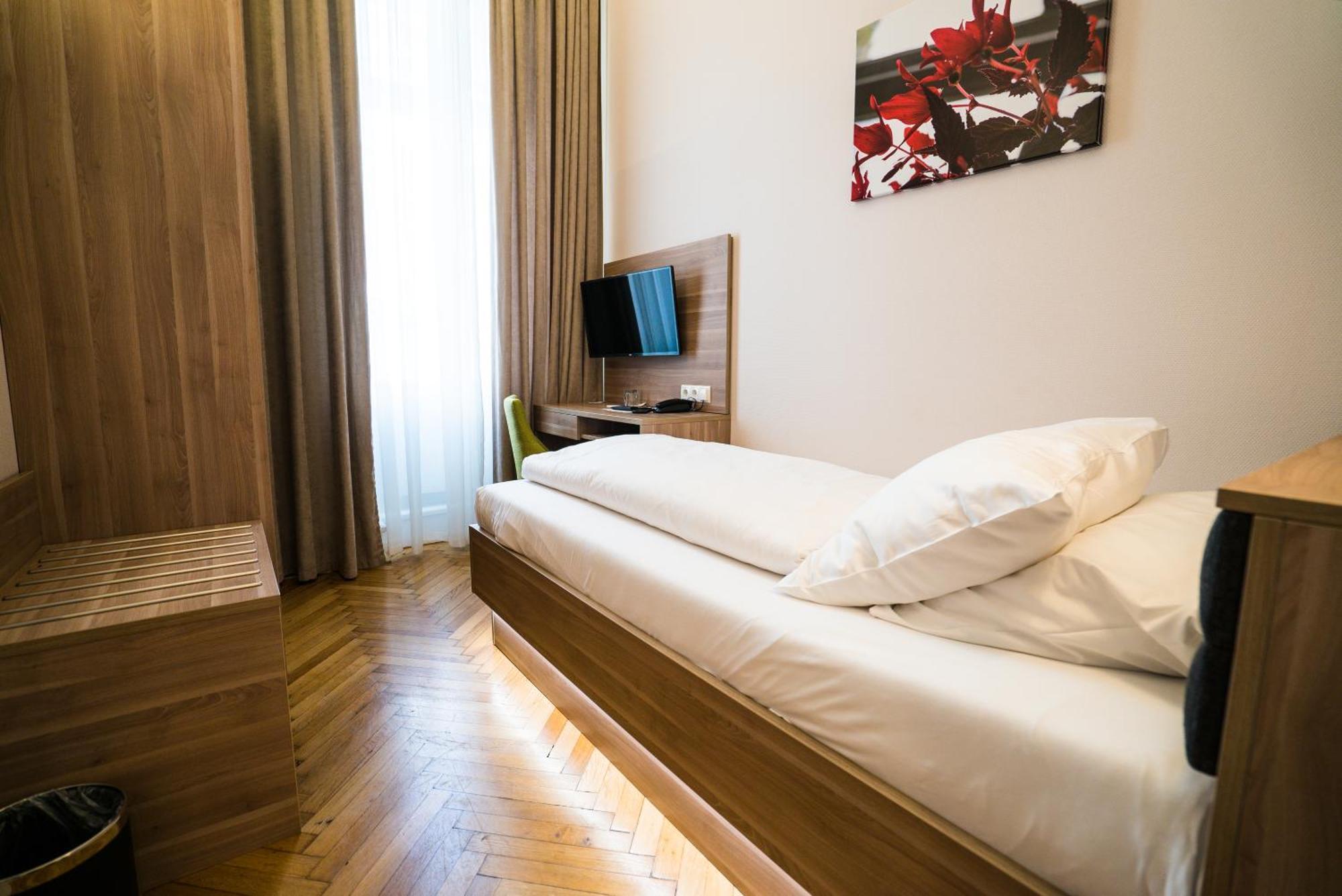 Single Room,719371264:JPEG