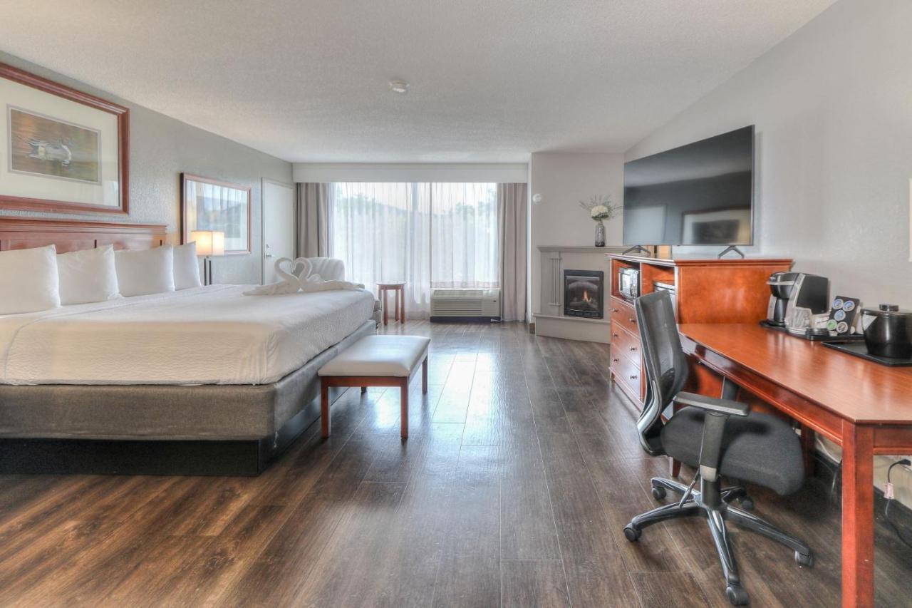 King Room Mini-Suite with Jacuzzi & Fireplace