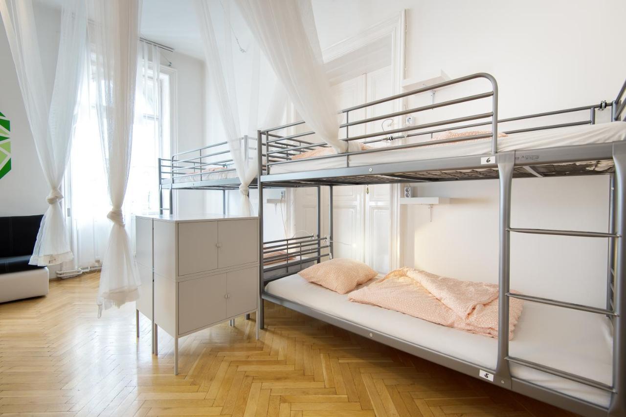 Bed in 10-Bed Female Dormitory Room with Private Bathroom