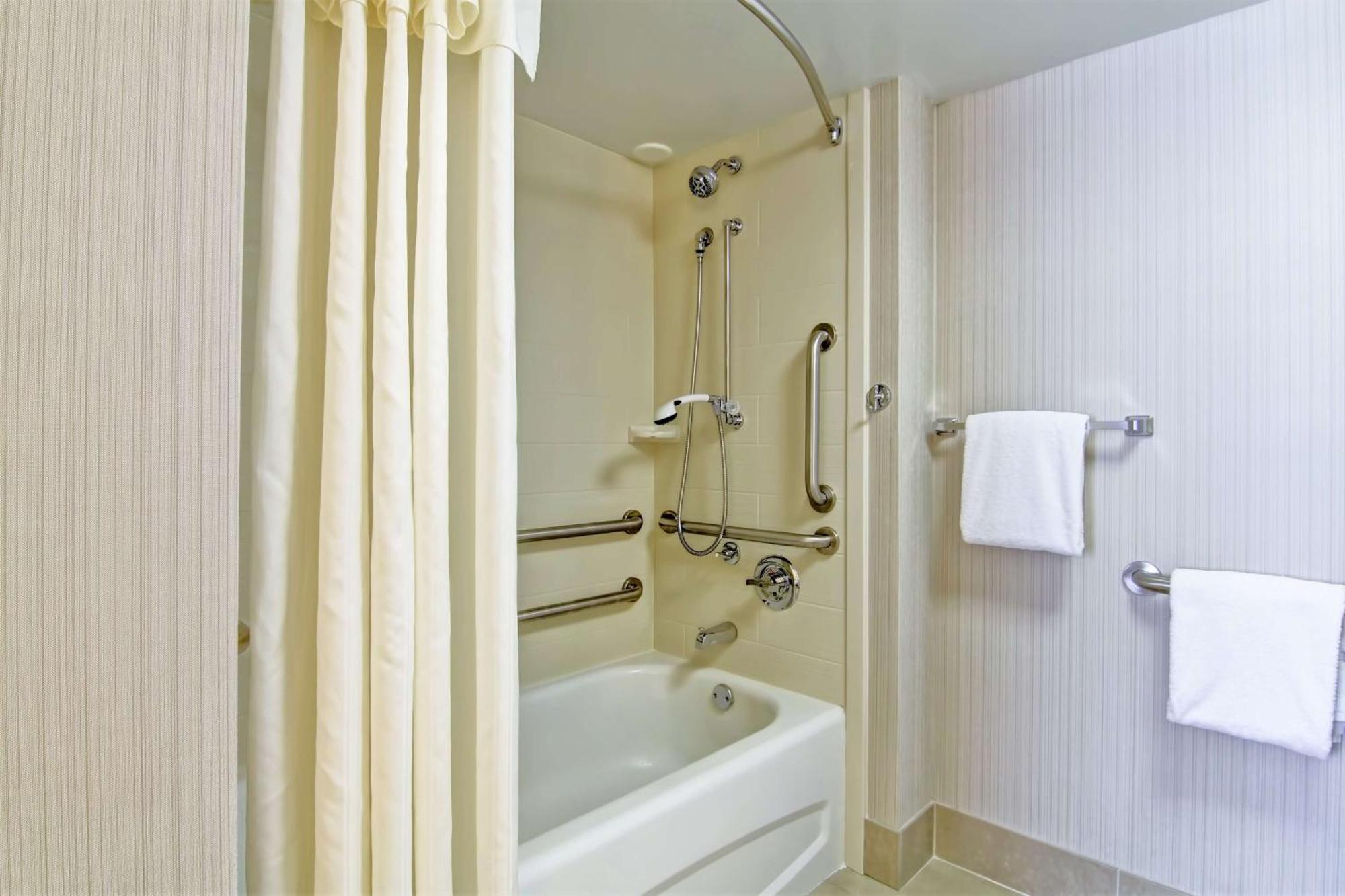 King Suite - Mobility Access/Non-Smoking