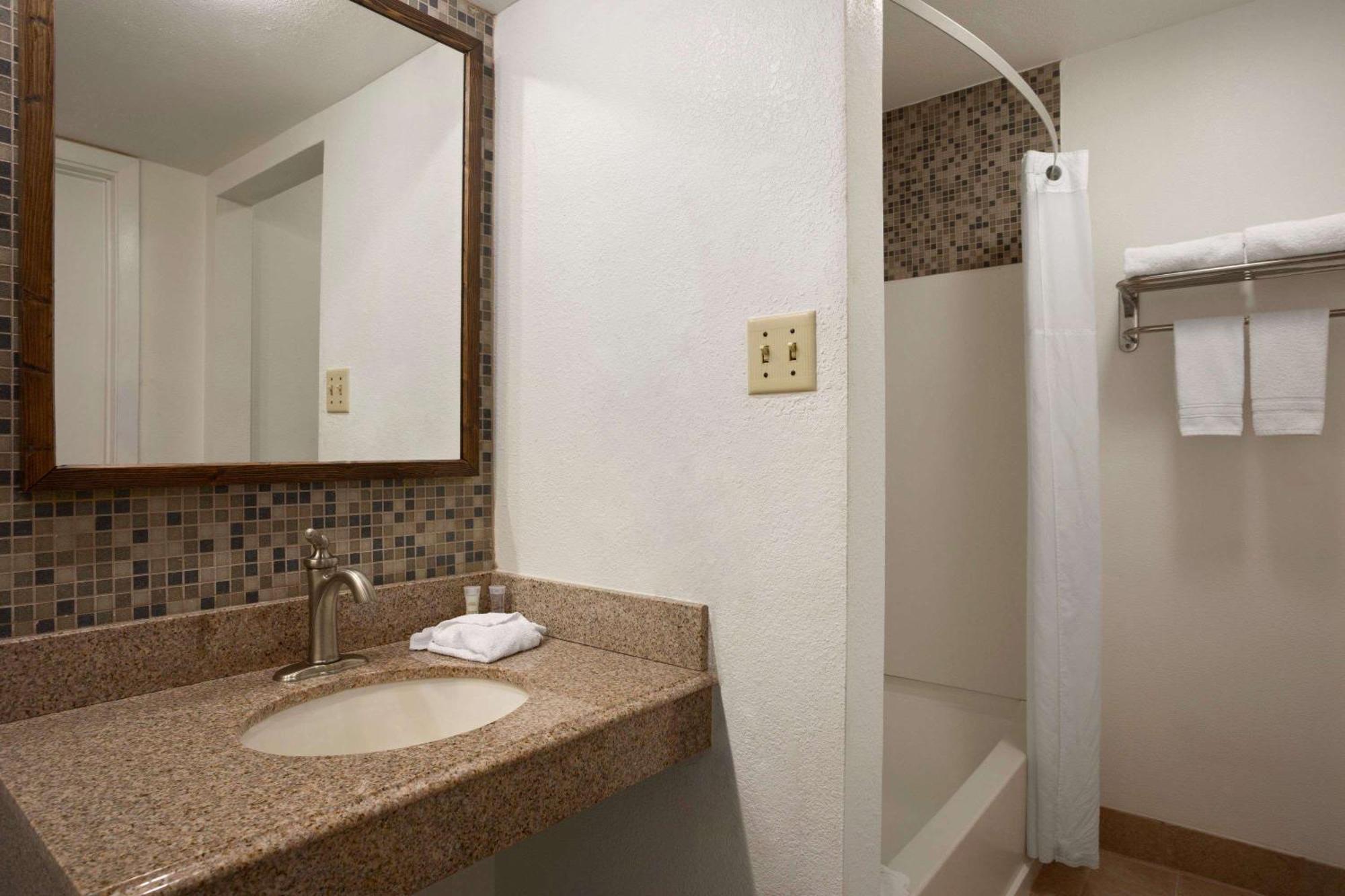 Queen Room - Non-Smoking