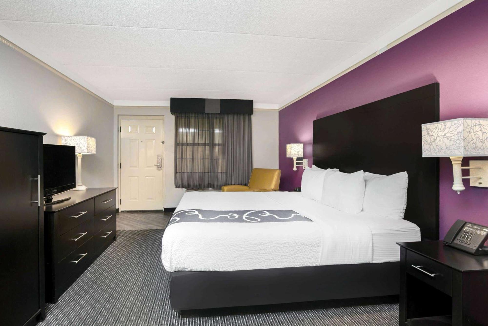 Deluxe King Room - Non-Smoking,1275865198:JPEG