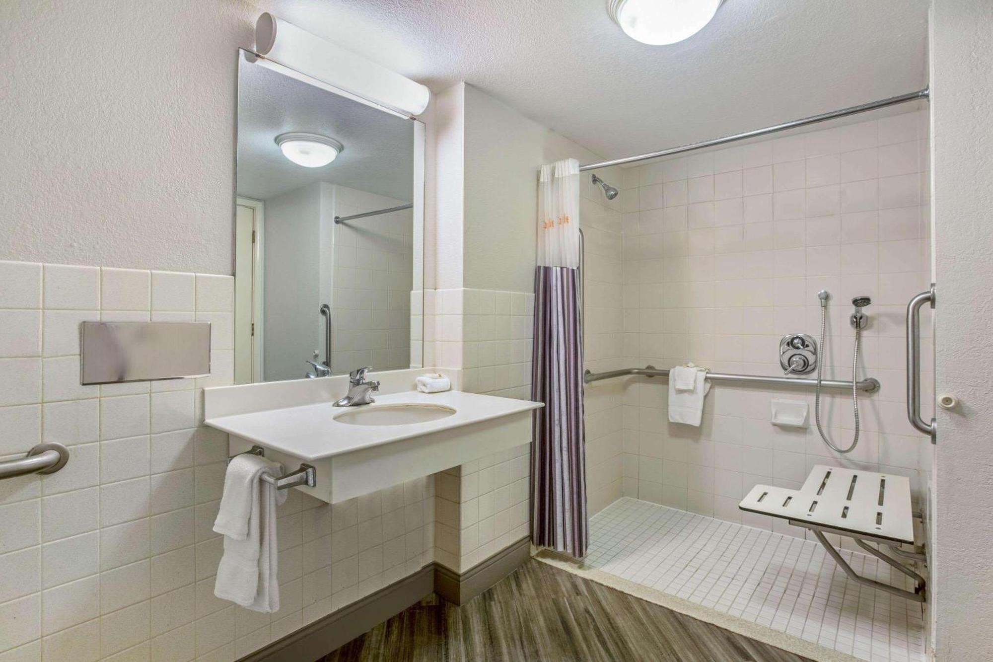Deluxe King Room with Mobility Access and Bathtub with Grab Bars - Non-Smoking,1275865735:JPEG