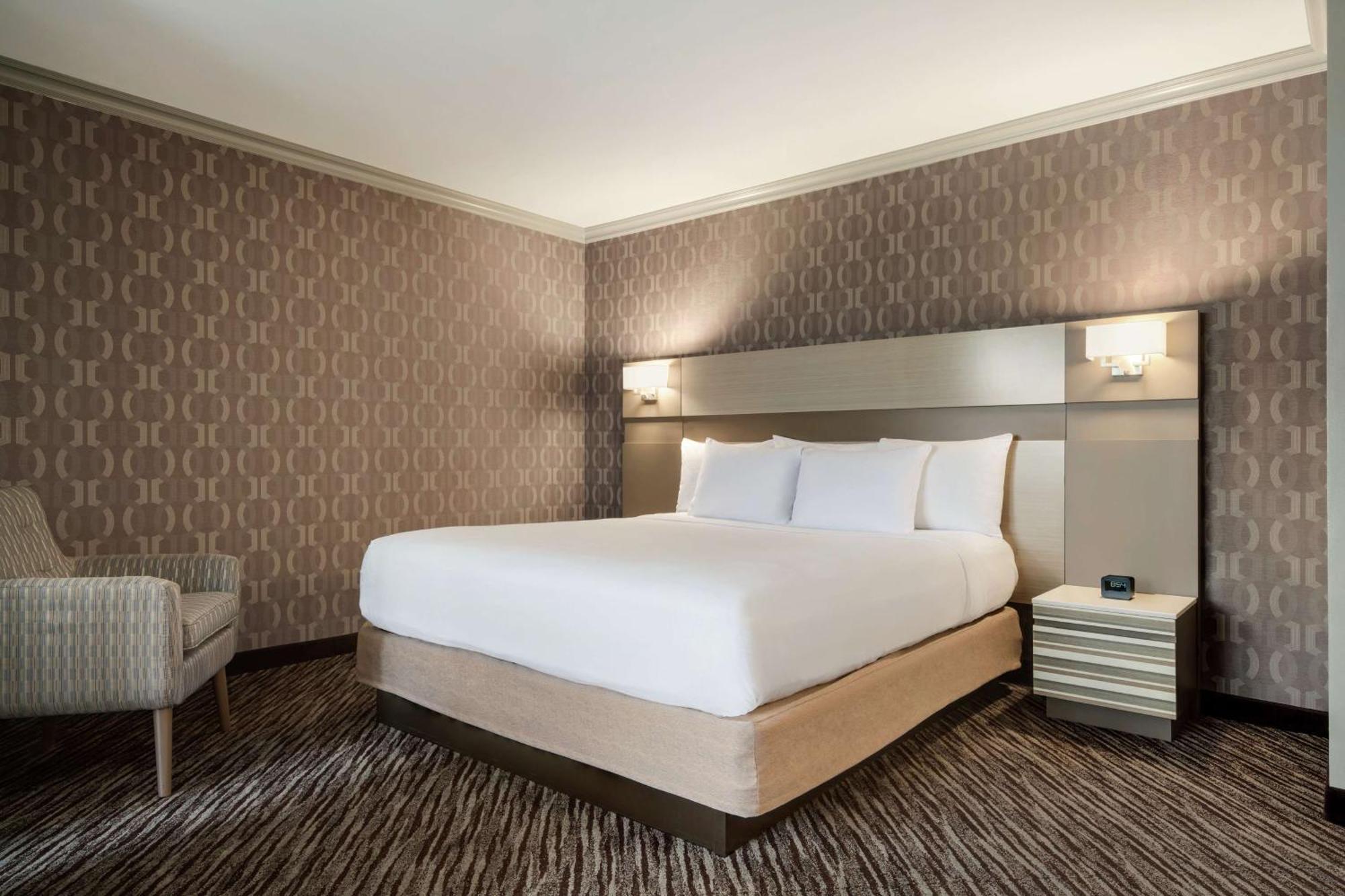 Corner Junior King Suite with Balcony