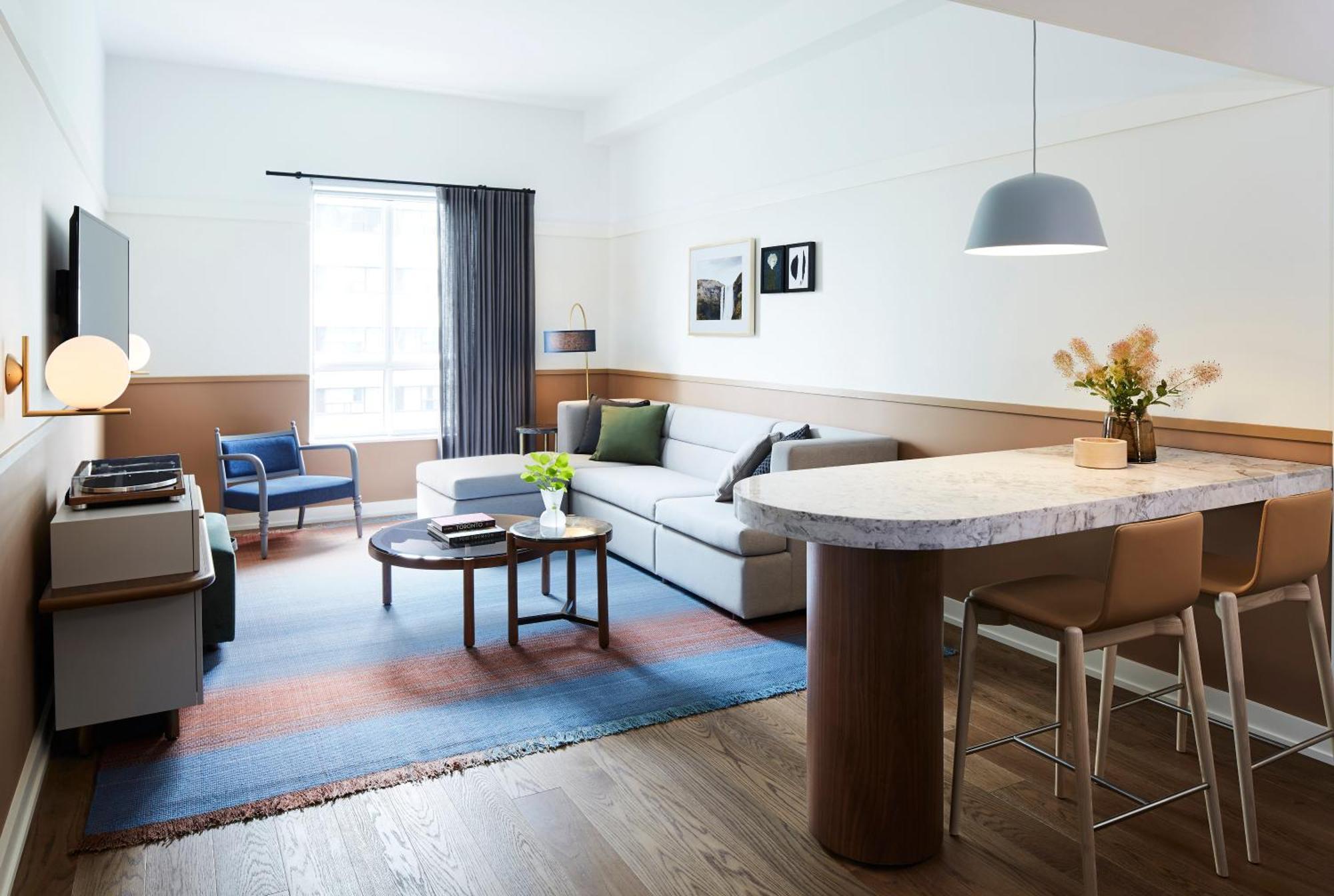 1 King One-Bedroom Suite