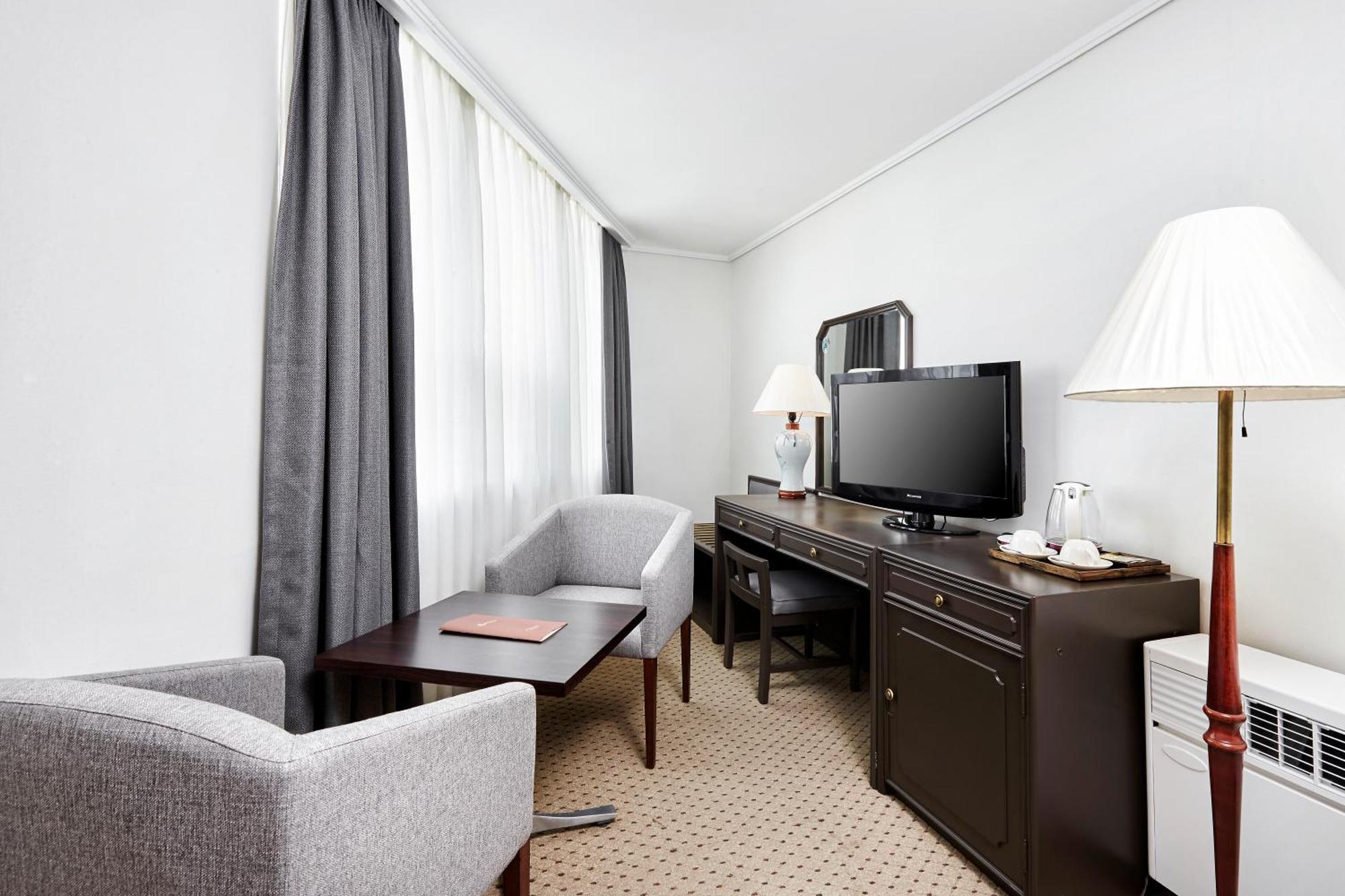 Corner Single Room