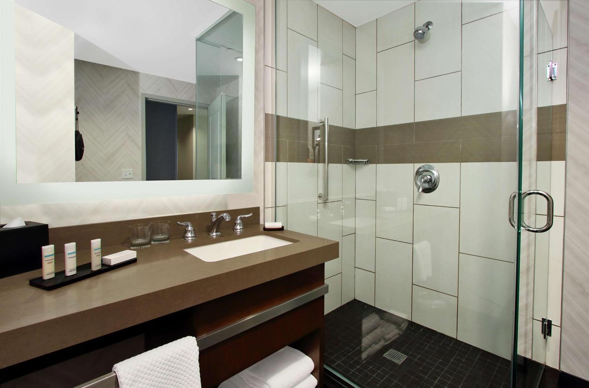 One-Bedroom Queen Suite with Two Queen Beds with River View - Hearing Access