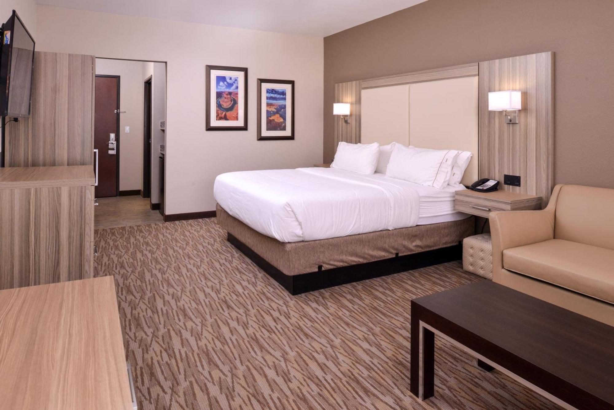 King Room - Mobility Access/Roll in Shower - Non-Smoking