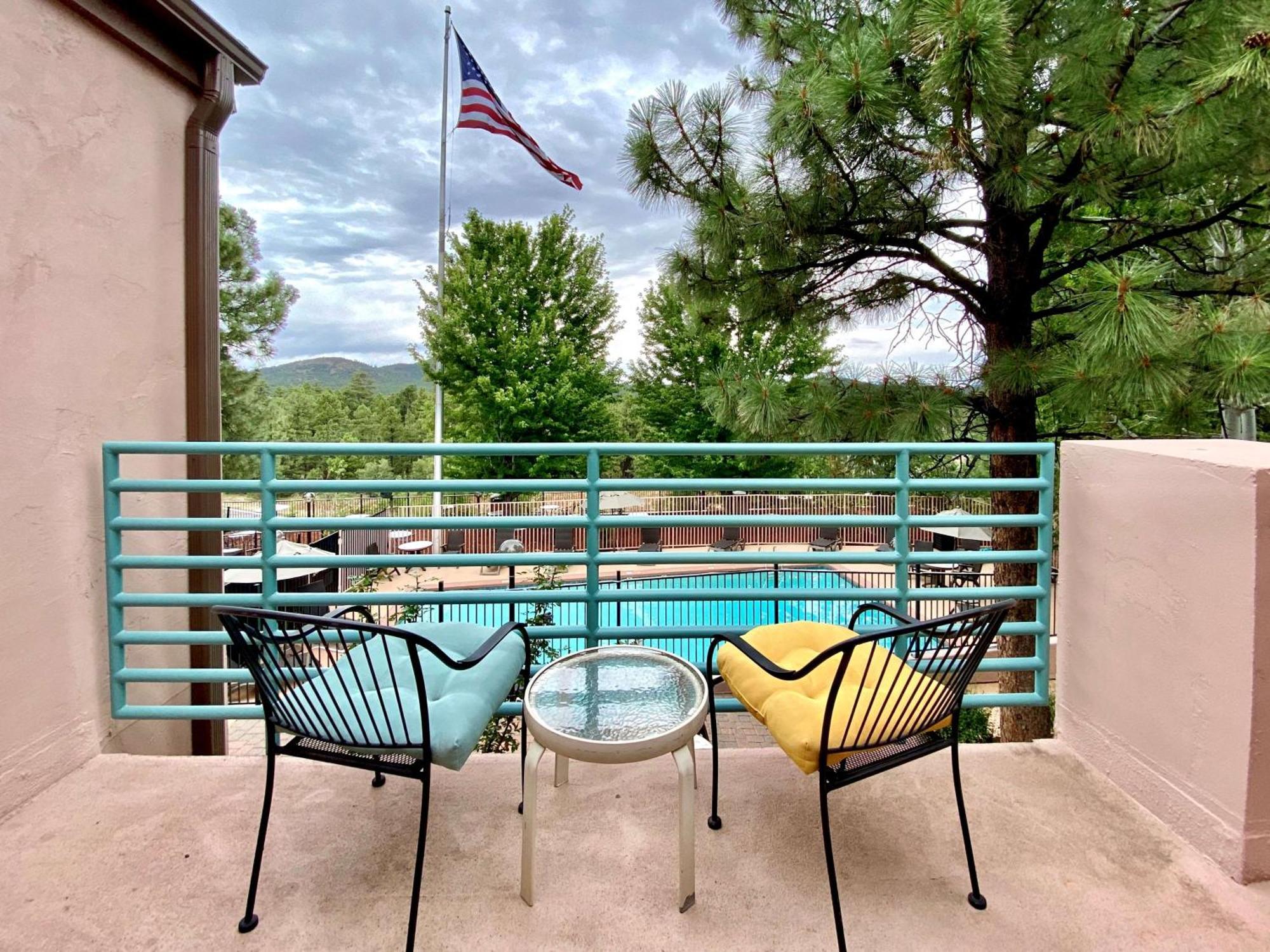 King Room with Pool View - Non-Smoking