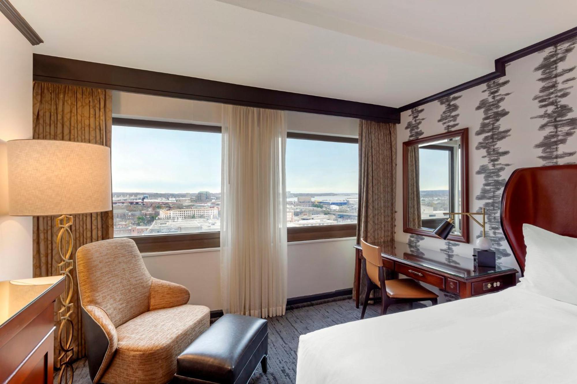 ADA Deluxe Room - 1 Queen Bed