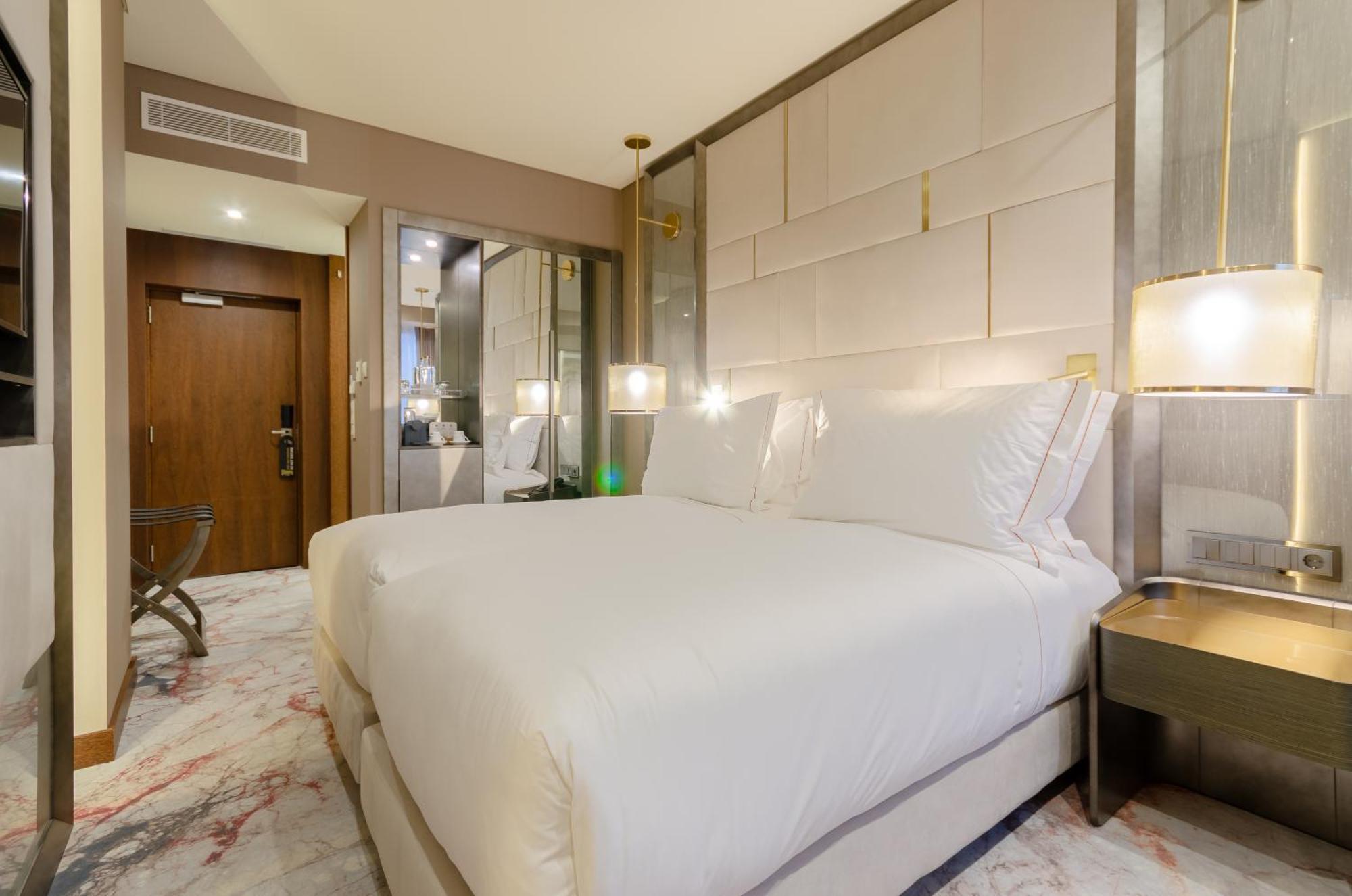 Superior Twin Room Avenue View