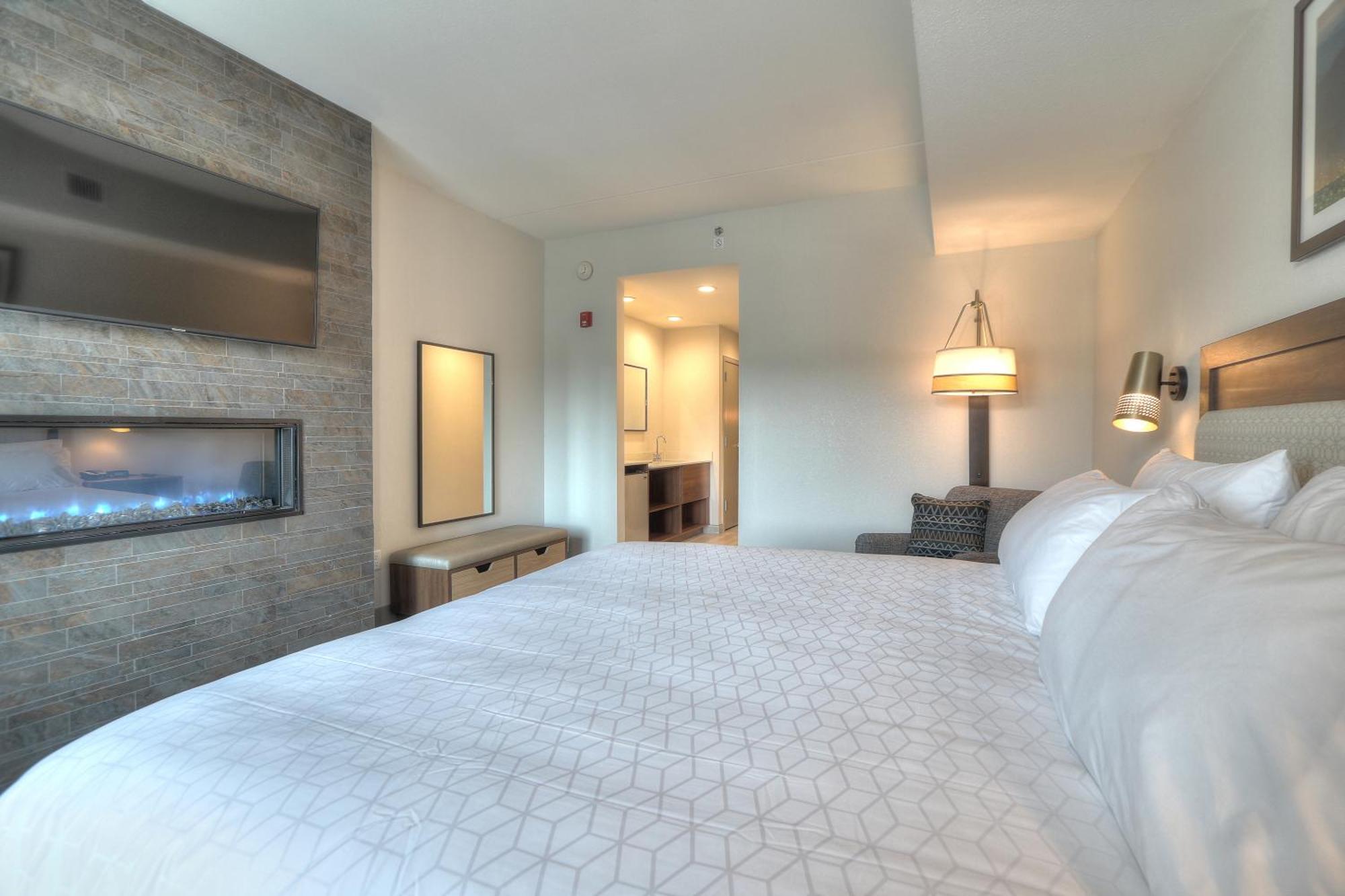 One-Bedroom Suite with King Bed and Parkway View