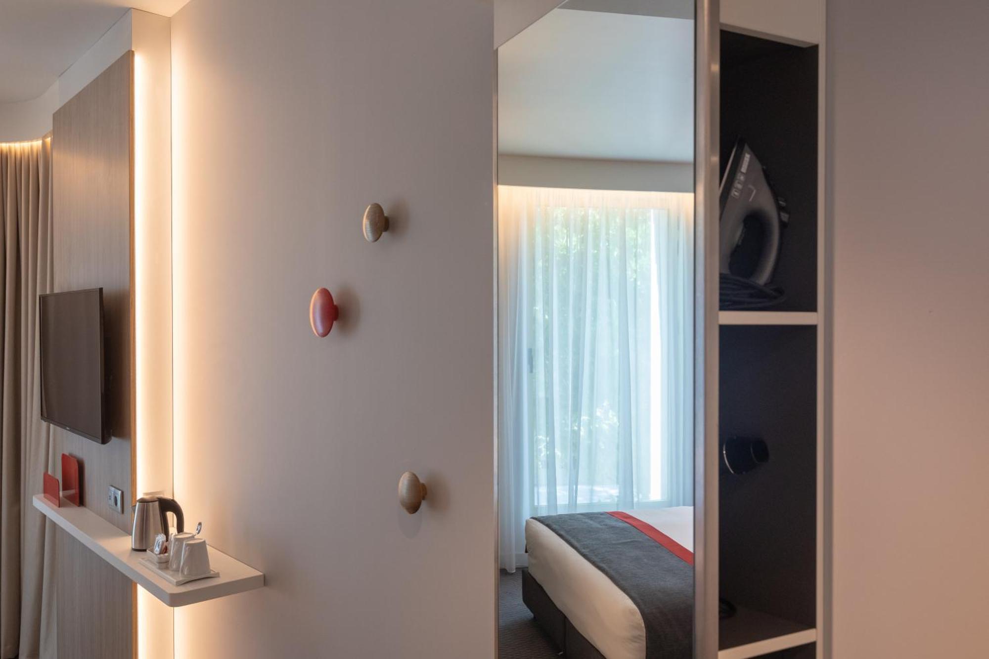Standard Queen Room