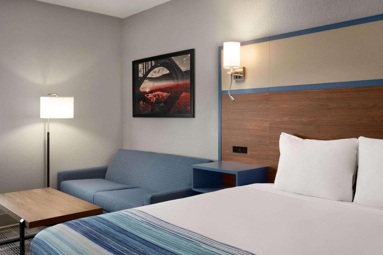 Deluxe King Room - Non-Smoking