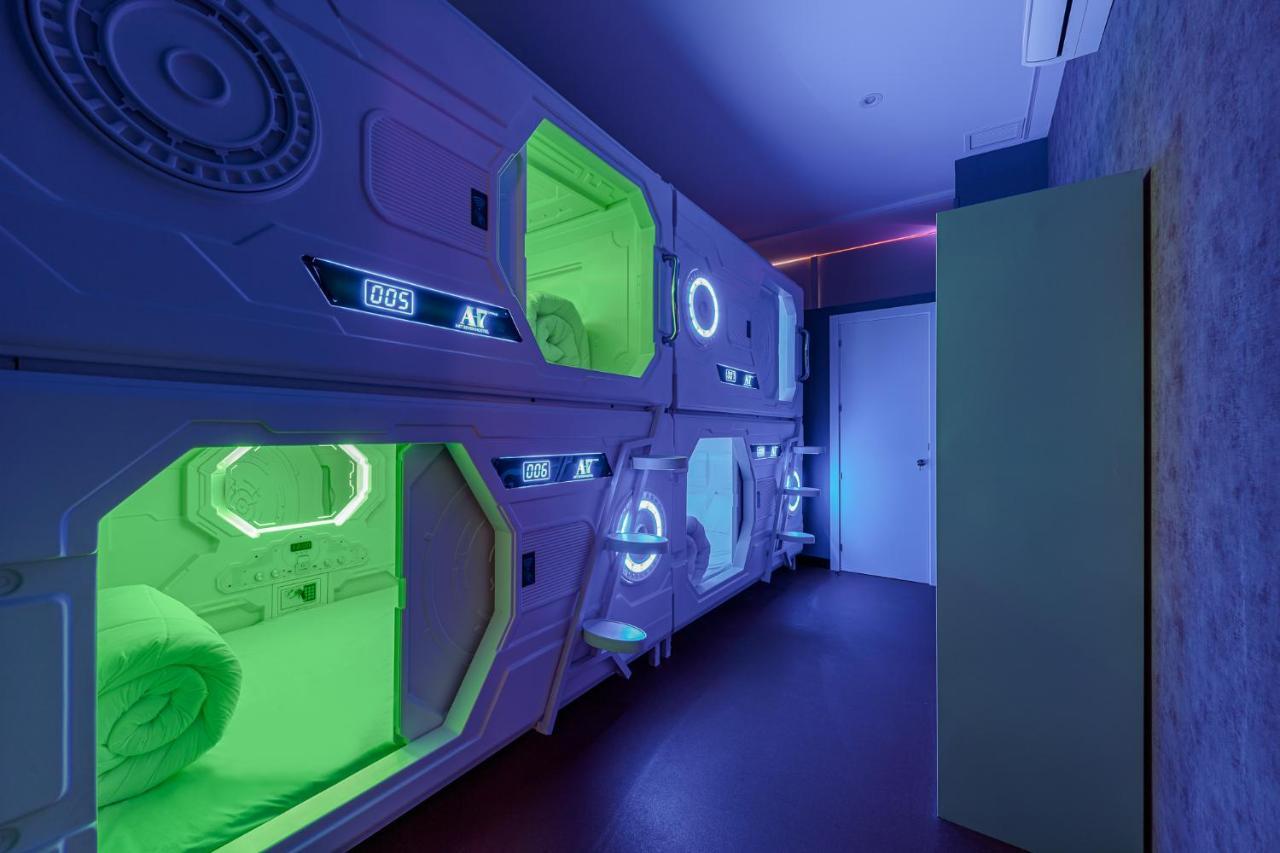 Private capsule room four doubles