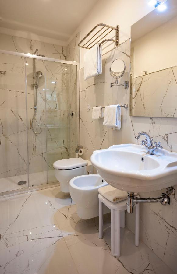 Double or Twin Room Private External Bathroom