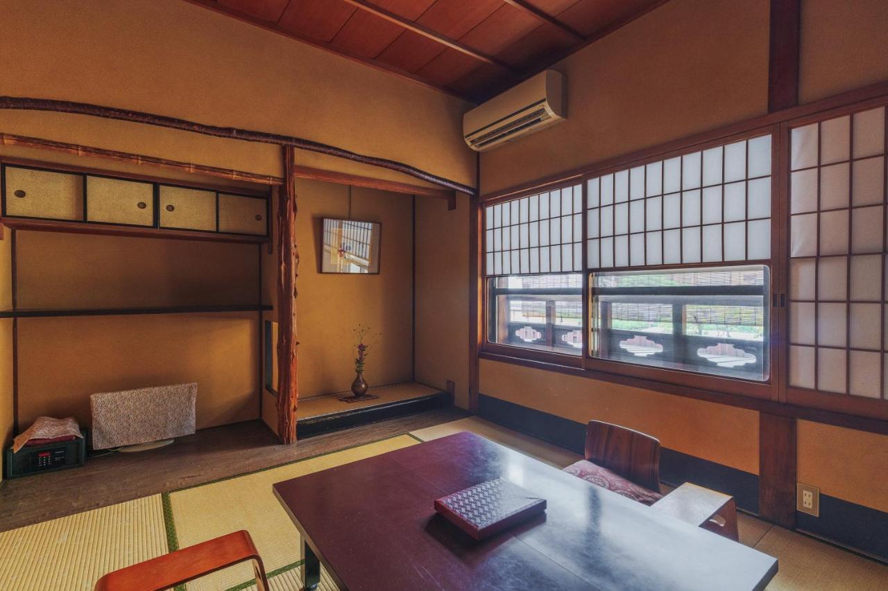 Standard Twin Room with Shared Bathroom