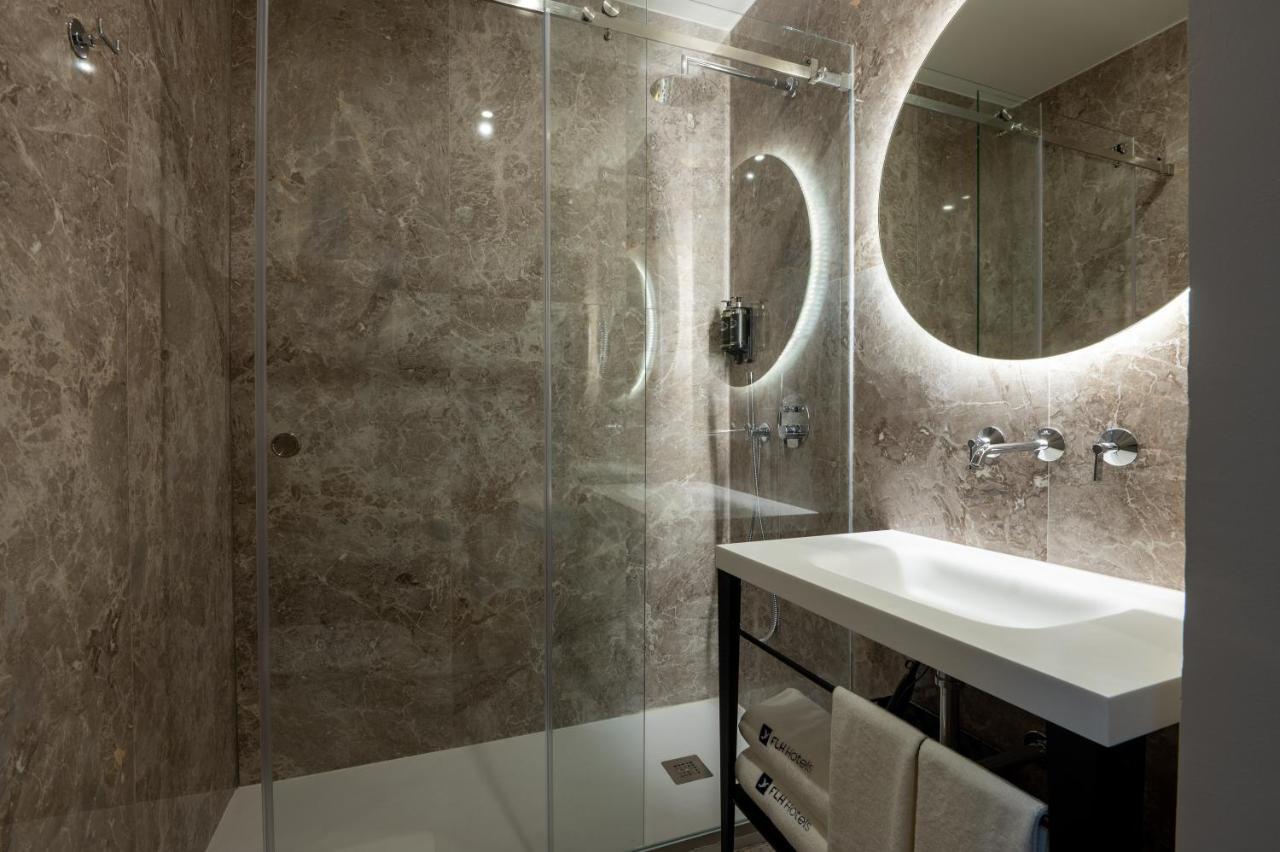 Twin Room with Private External Bathroom