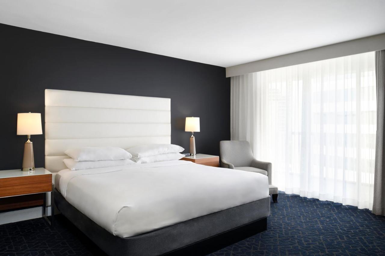 Corner King Room with Bath Tub - Mobility Accessible