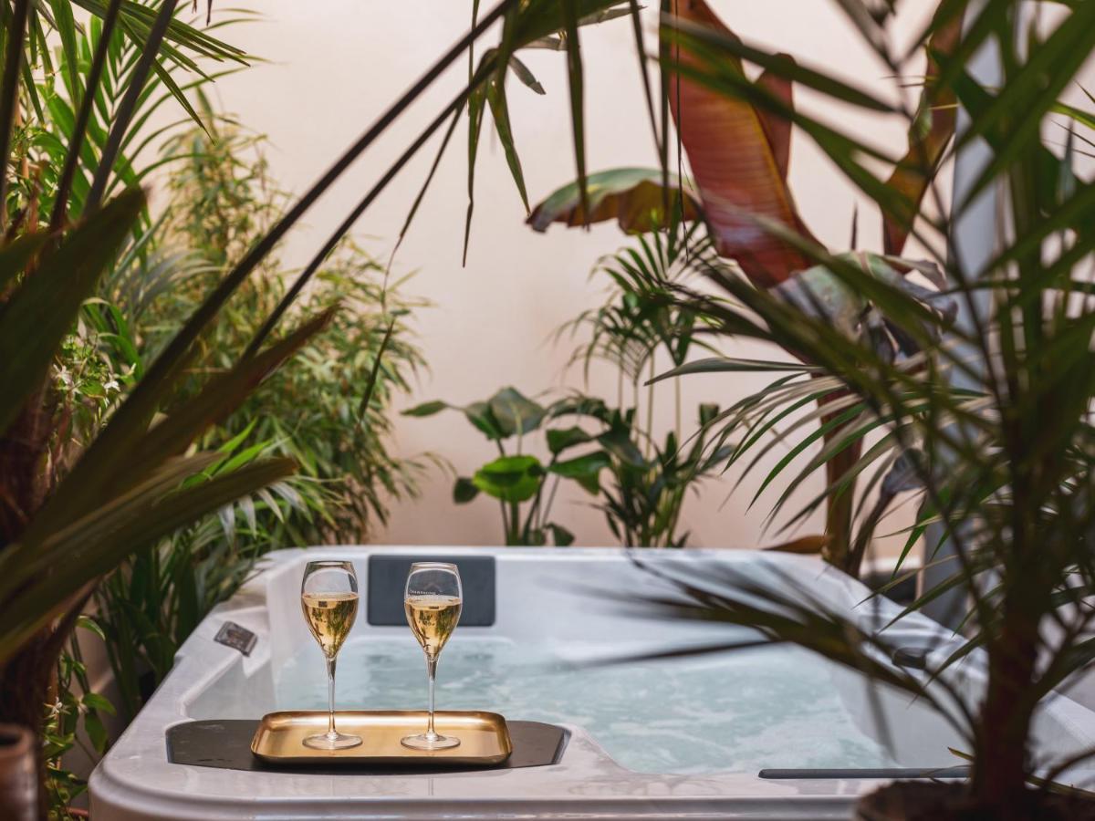 Suite with Hot Tub