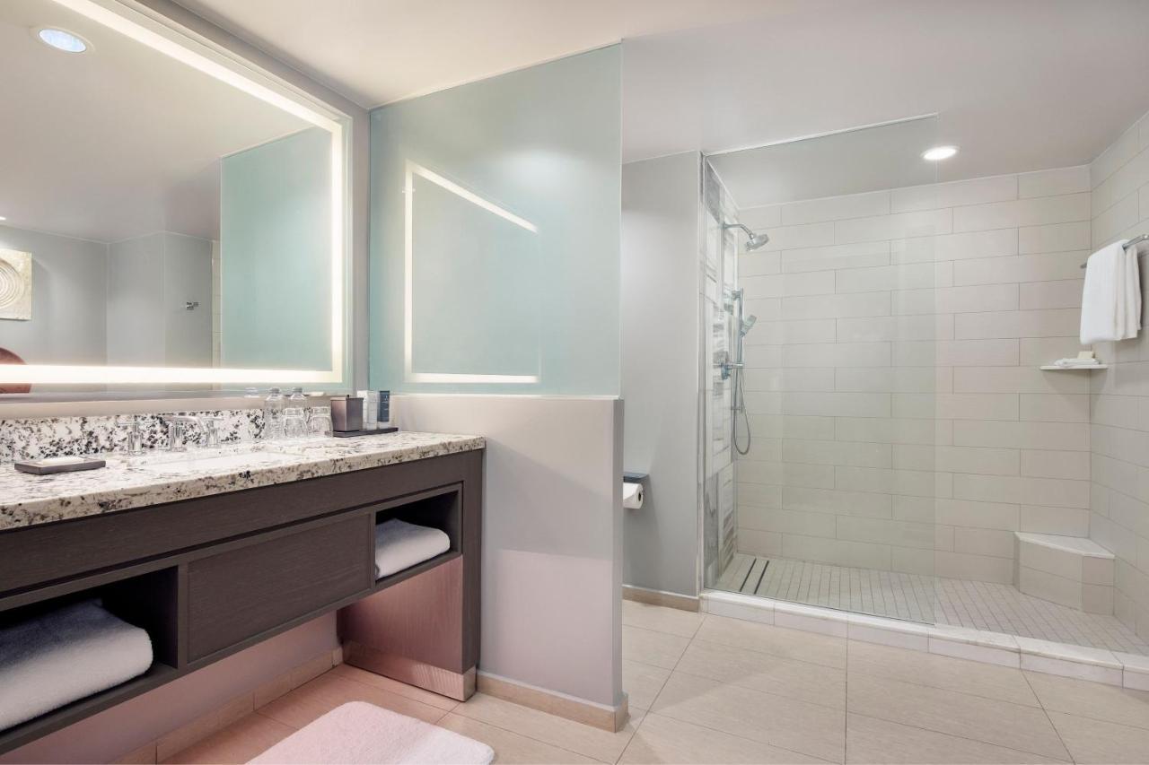 Master Suite Executive lounge access 1 King Sofa bed,1552861855:JPEG