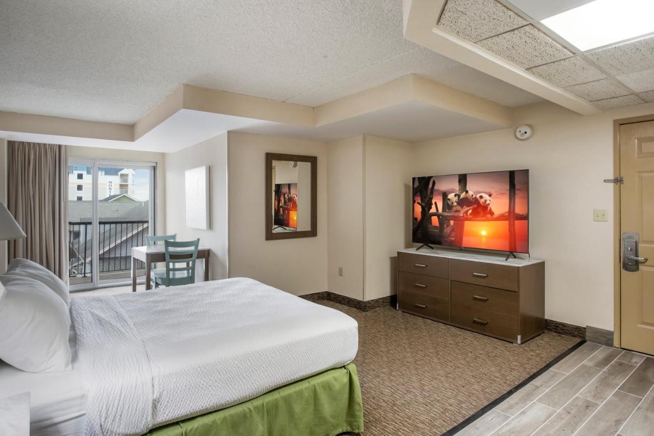 Deluxe Queen Room with Side Sea View