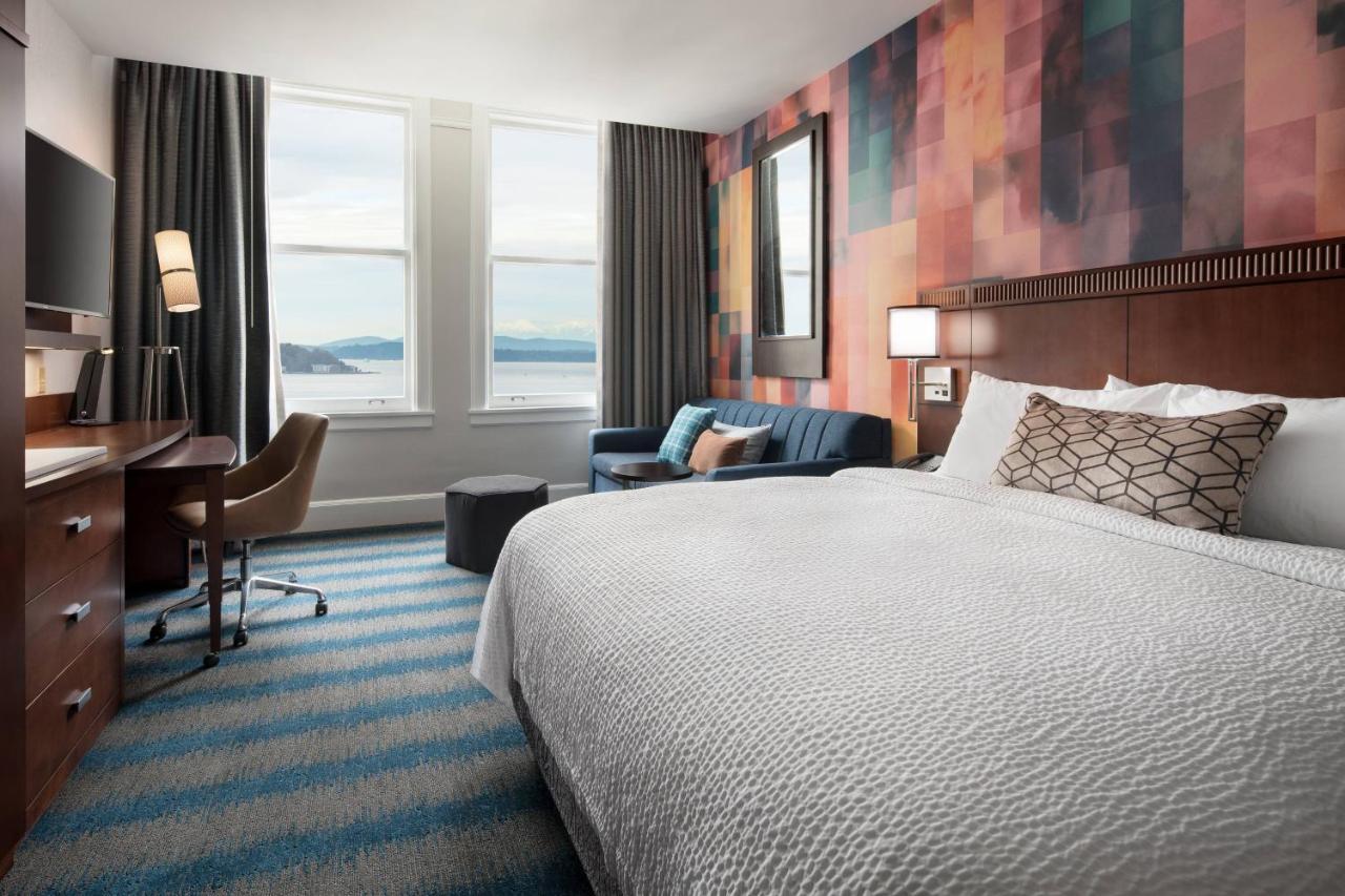 King Room with Bay View and Roll-In Shower - Mobility/Hearing Accessible