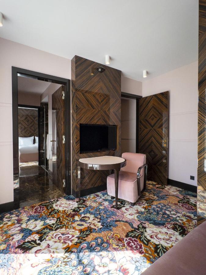 Signature Family Room Lamee