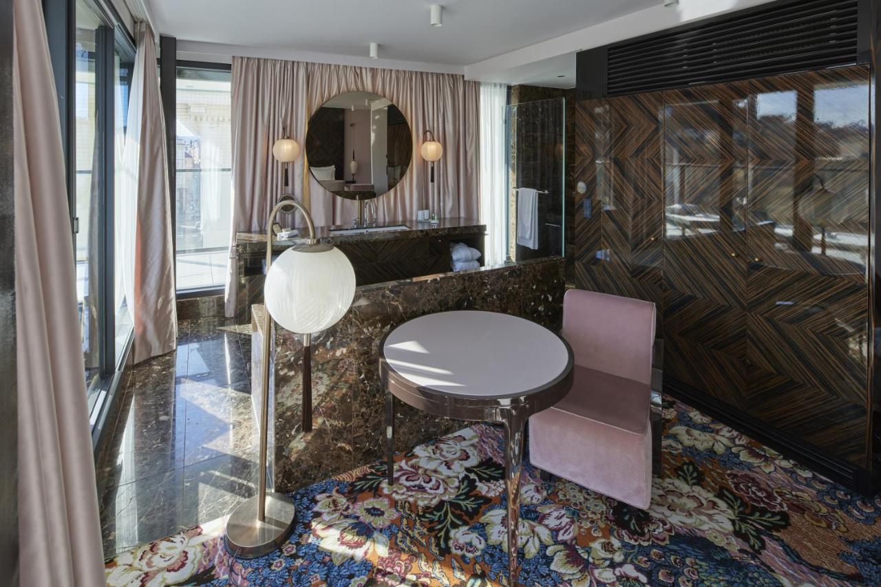 Signature Family Room Lamee