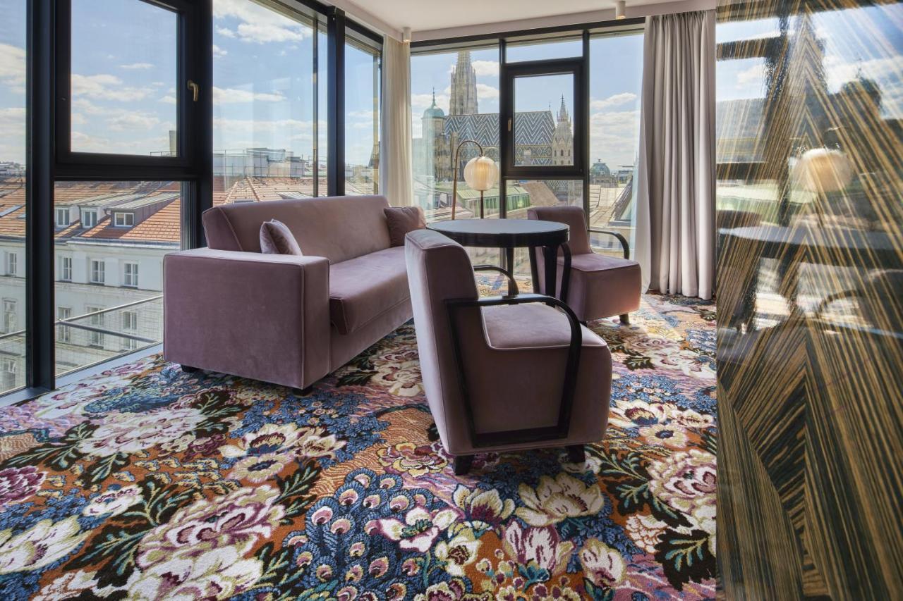 Signature Family Room Lamee
