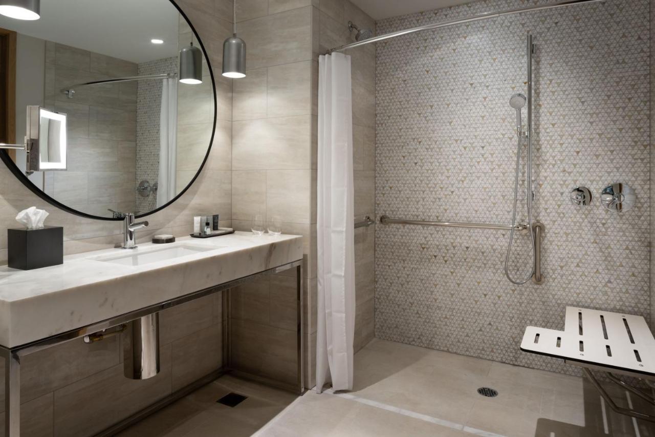Deluxe Guest room with 1 King