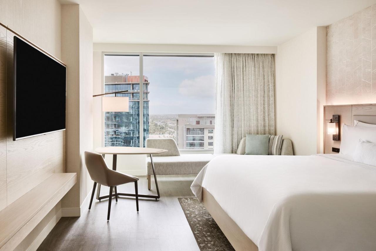 Traditional Guest room with 1 King bed