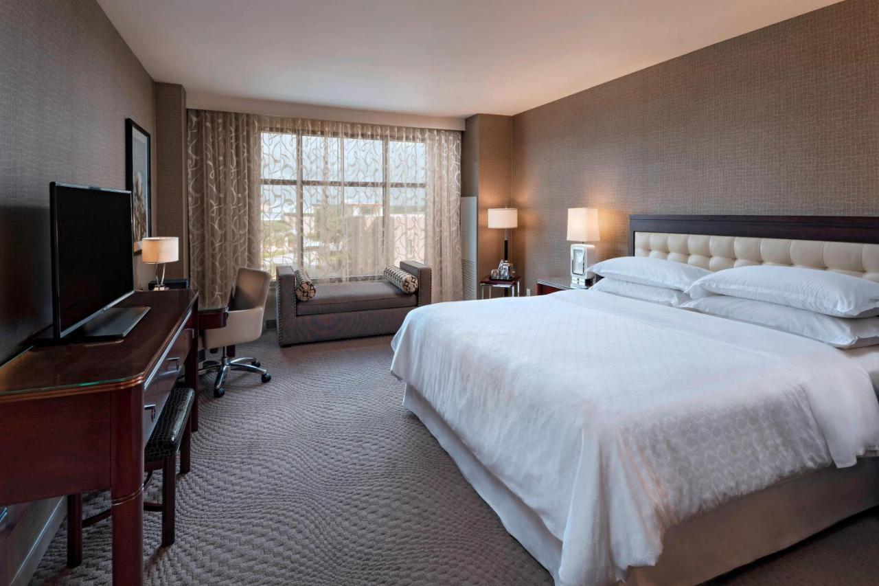 King Room with Pool View - Hearing Accessible