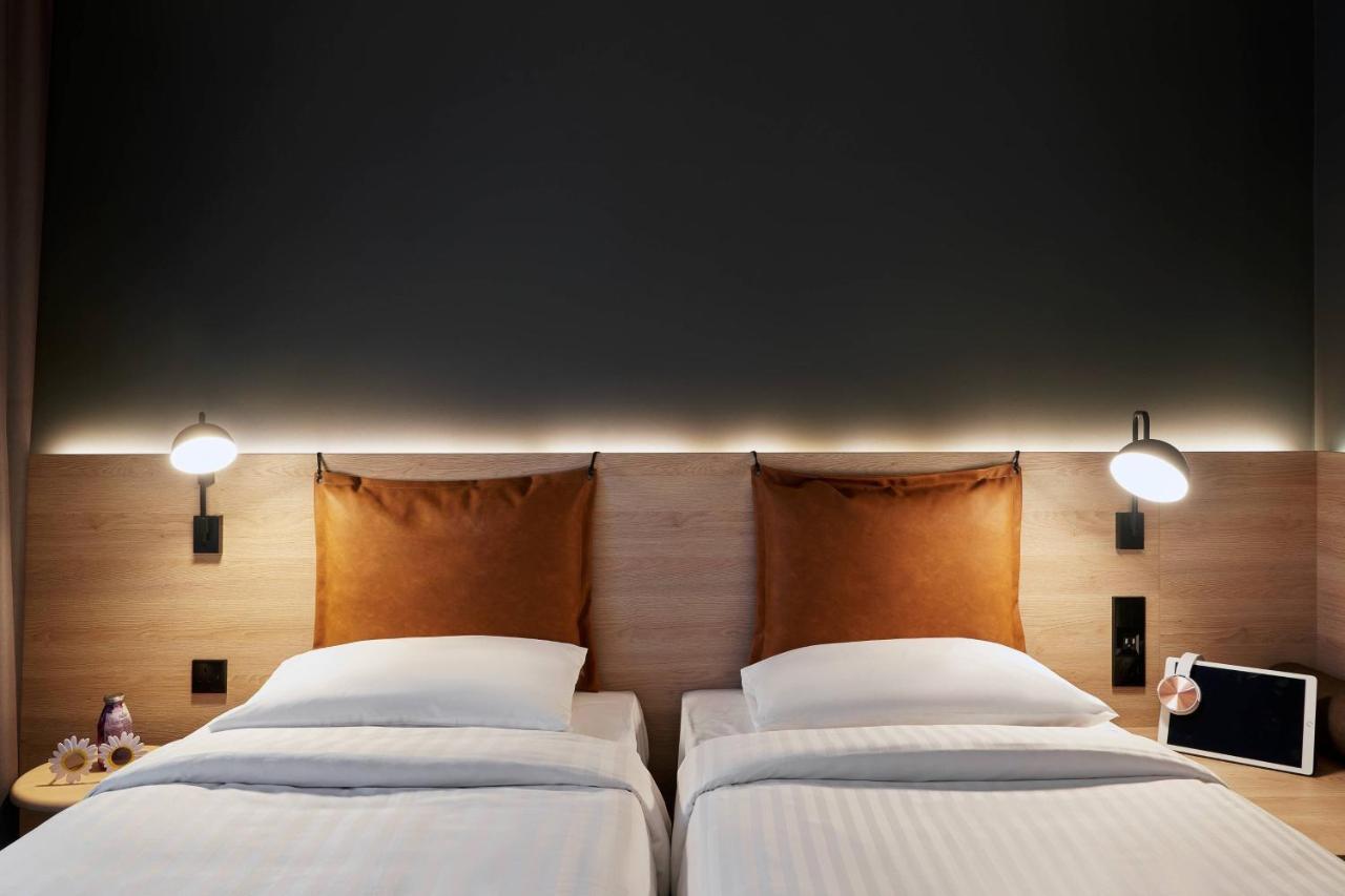 Moxy Twin Room