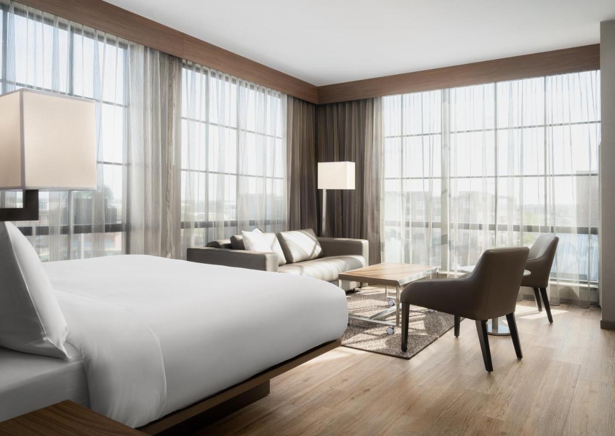 Corner King Room